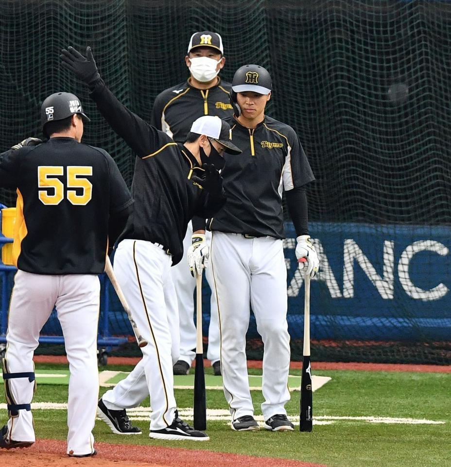 　矢野監督（中央左）からアドバイスを受ける佐藤輝（撮影・高石航平）