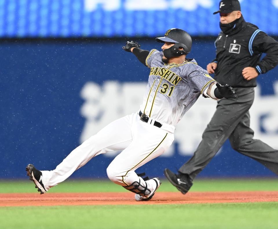 　１回、先制タイムリー二塁打を放ち二塁へ滑り込むマルテ（撮影・飯室逸平）
