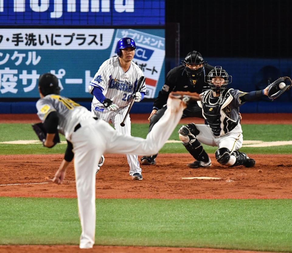 　３回、浜口に四球を与える藤浪（撮影・高石航平）