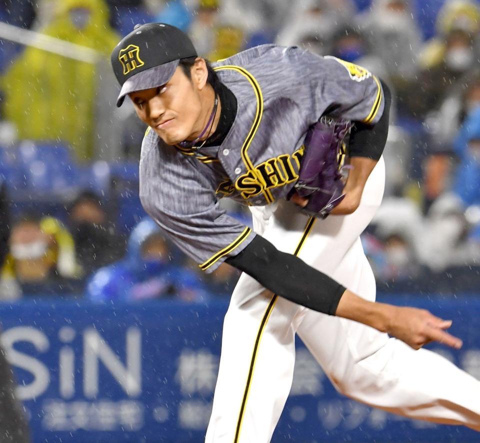 　５回、雨の中、力投する藤浪（撮影・西岡正）