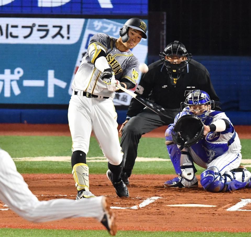 　６回、ソロを放つ佐藤輝（撮影・高石航平）