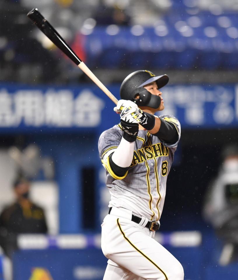 　６回。右越えソロを放つ佐藤輝（撮影・西岡正）