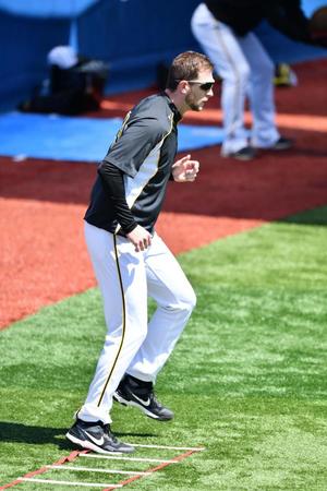 ラダーを使って調整する阪神　ジョー・ガンケル＝横浜スタジアム（撮影・高石航平）