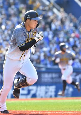 　４回、先制打を放ち、一塁へ向かう大山（撮影・西岡正）