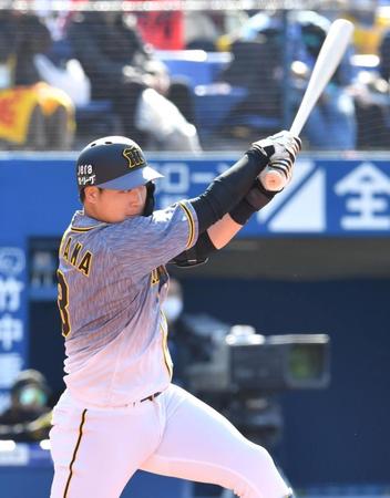 　４回、中前に先制打を放つ大山（撮影・西岡正）