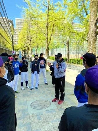 試合前の円陣で訓示する掛布ＨＬＴ