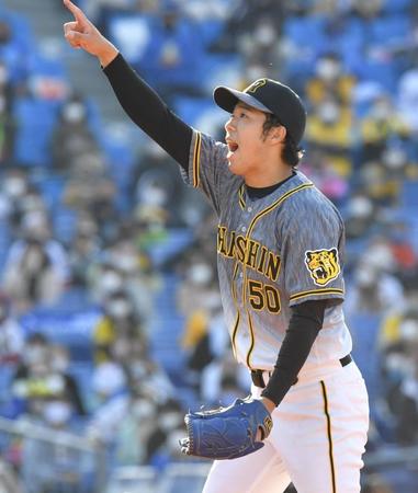 　７回、戸柱の打球を指さす青柳（撮影・西岡正）