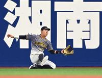 　３回、ピンチに佐野の打球を滑り込みながら好捕する右翼手・佐藤輝