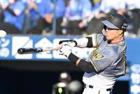 　９回、中前打を放つ佐藤輝（撮影・飯室逸平）