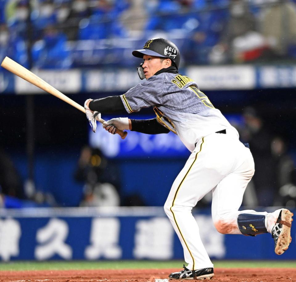 　６回、適時二塁打を放つ近本