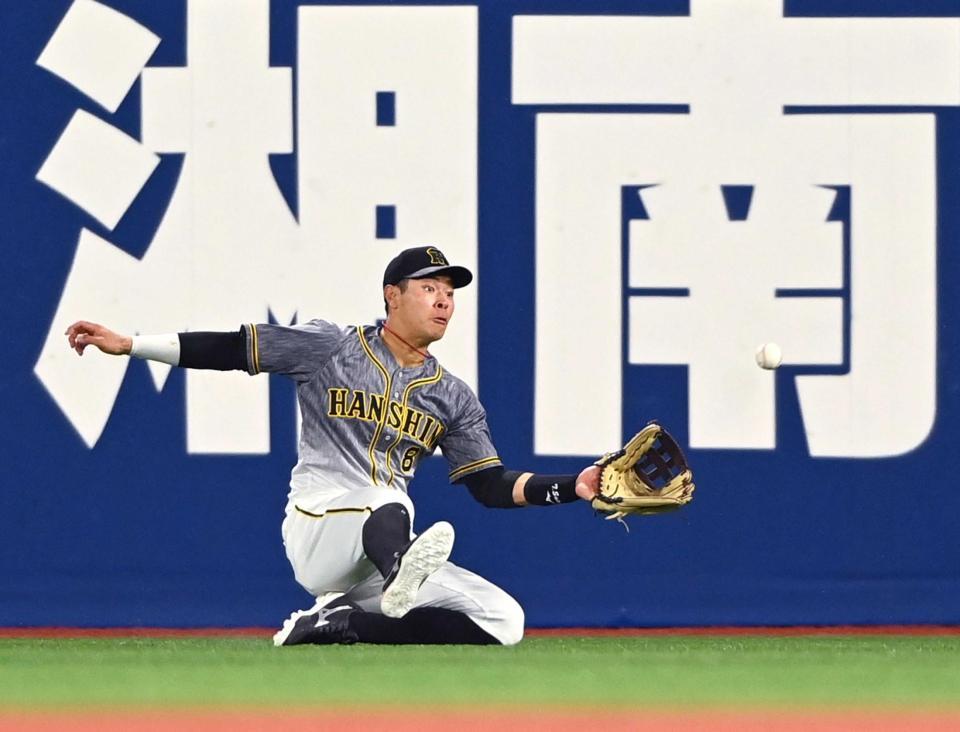 　３回、ピンチに佐野の打球を滑り込みながら好捕する右翼手・佐藤輝