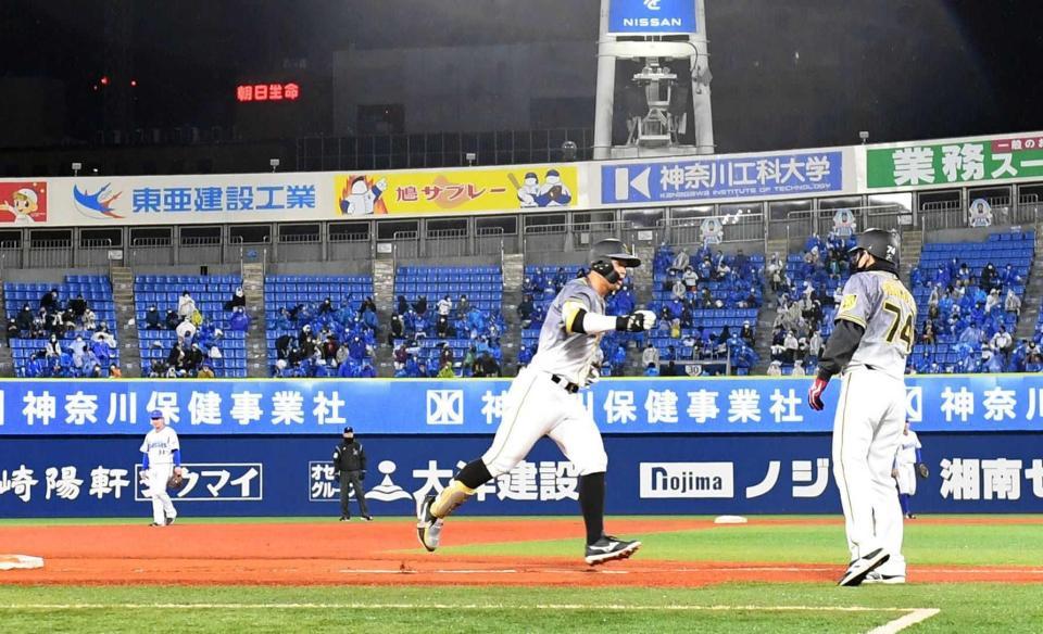 　６回、３号場外弾を放ちダイヤモンドを回る佐藤輝（中央）。打球は鳩サブレー看板を越えた