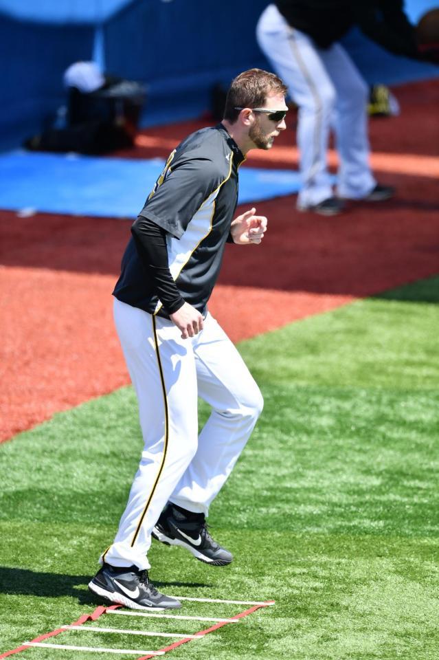 ラダーを使って調整する阪神　ジョー・ガンケル＝横浜スタジアム（撮影・高石航平）