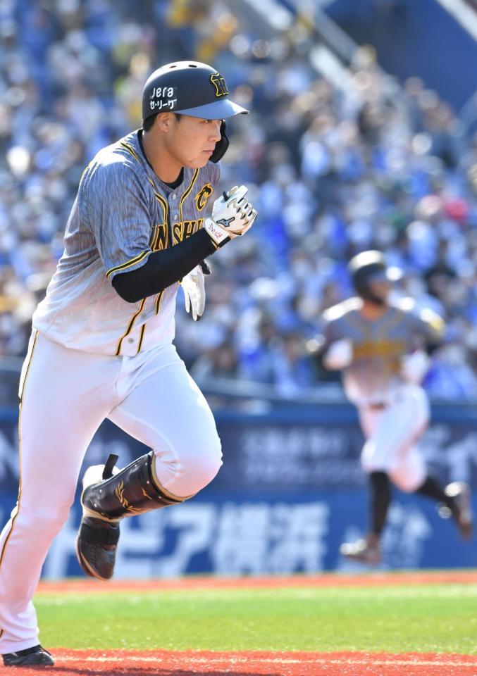 　４回、先制打を放ち、一塁へ向かう大山（撮影・西岡正）