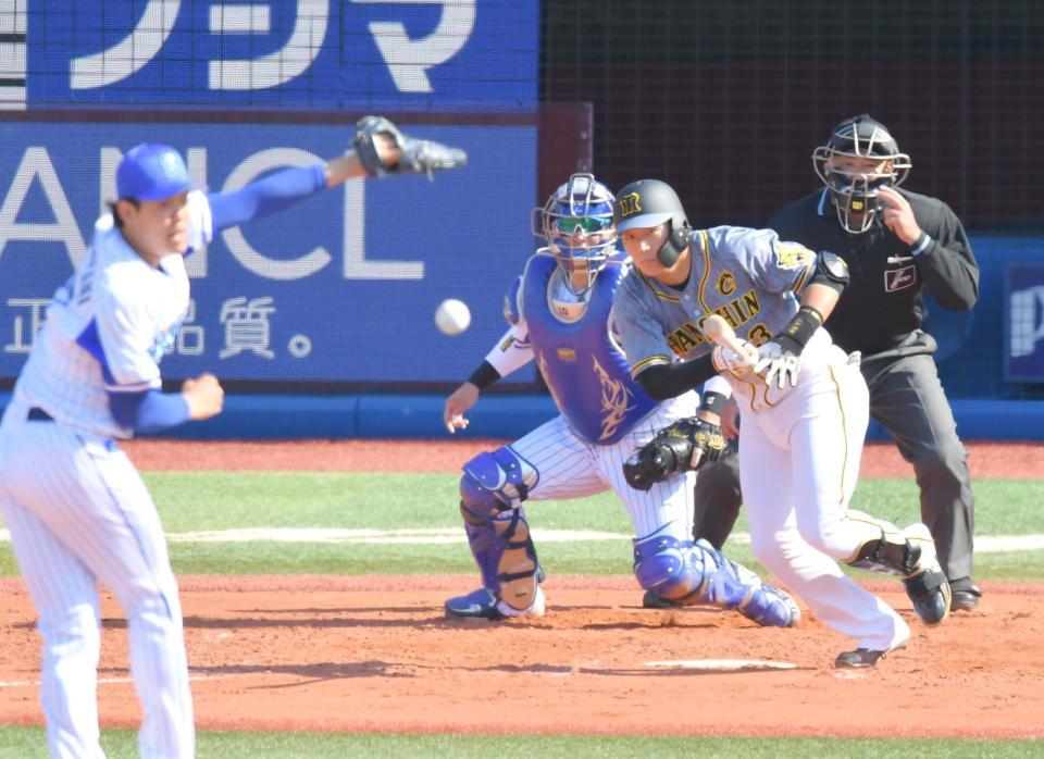 　４回、先制となる適時打を放つ大山（撮影・高石航平）