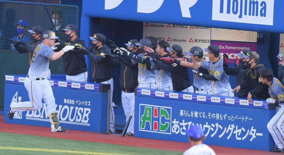 　９回、２ランを放ち、ハッピーハンズをしながら生還するサンズ（撮影・高石航平）