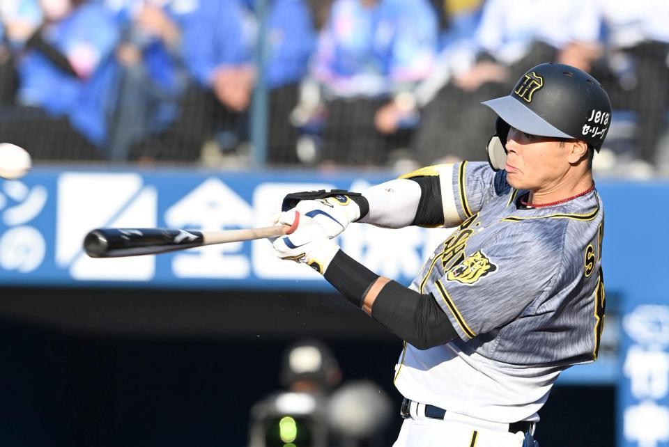 　９回、中前打を放つ佐藤輝（撮影・飯室逸平）