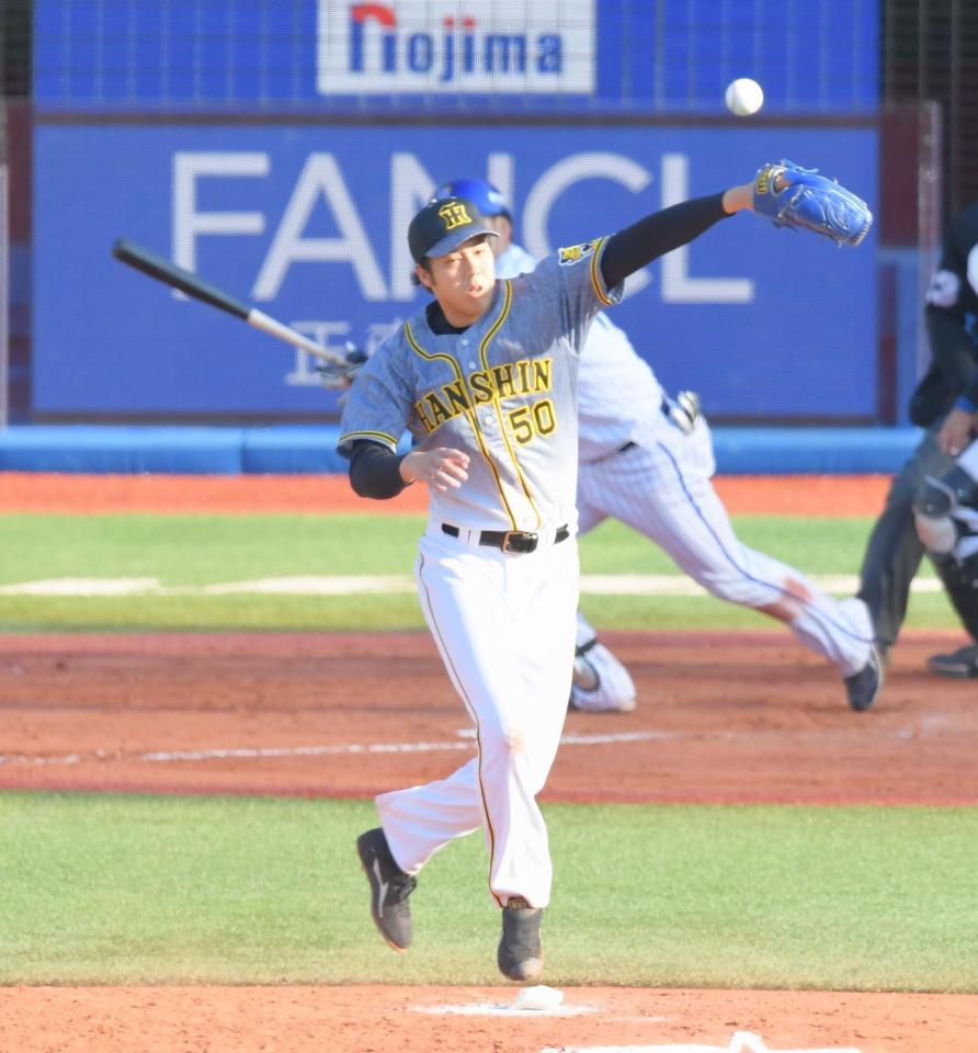 　７回、戸柱の当たりが青柳の頭上を越える（撮影・高石航平）