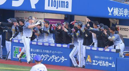 　９回、２ランを放ちハッピーハンズで生還するサンズ