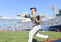 　７回裏のマウンドに向け準備する阪神・ガンケル（撮影・飯室逸平）