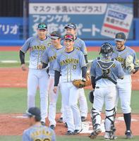 　試合に勝利し、マウンドで喜び合う阪神ナイン（撮影・高石航平）