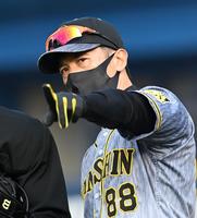 　８回、選手交代を告げる矢野監督（撮影・飯室逸平）