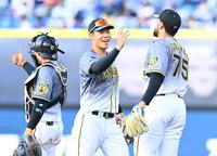 　笑顔で勝利のハイタッチを交わす佐藤輝（中央）ら阪神ナイン（撮影・飯室逸平）