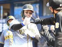 　１回、先制に沸く糸原ら阪神ナイン（撮影・飯室逸平）