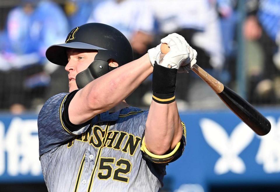 　９回、５号２ランを放つサンズ