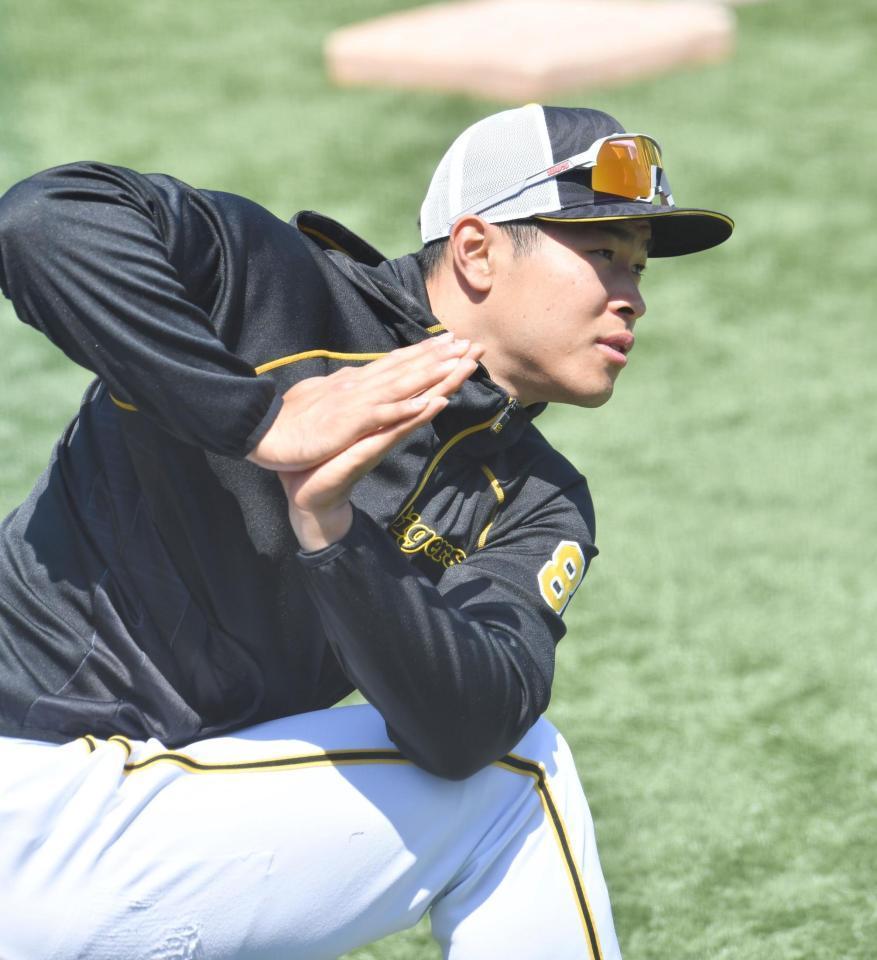 　オースティンとソトの打撃練習を見ながら練習する佐藤輝（撮影・西岡正）