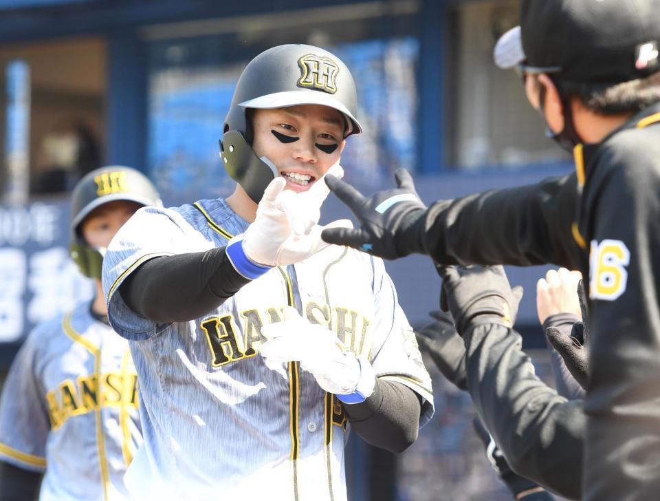 　１回、先制に沸く糸原ら阪神ナイン（撮影・飯室逸平）