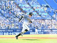 　４回、右中間二塁打を放ち、一塁へ走る佐藤輝