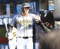 　４回、ナインとタッチを交わす佐藤輝