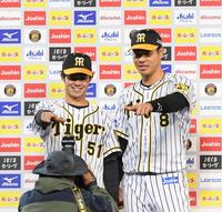 　ヒーローインタビューでポーズを決める中野（左）と佐藤輝（撮影・山口登）