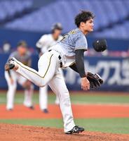 　帽子を飛ばしながら力投する西純（撮影・吉澤敬太）