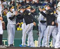 　阪神・秋山拓巳（左から２人目）と勝利のタッチを交わす阪神・矢野燿大監督（撮影・立川洋一郎）