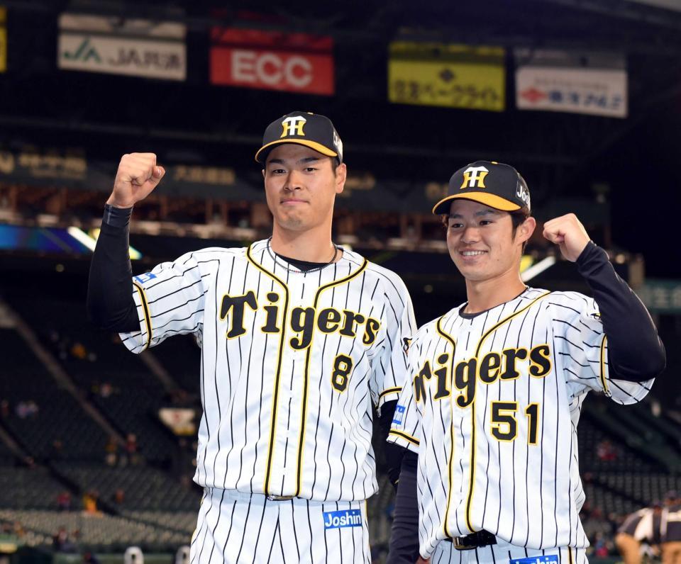 　お立ち台でガッツポーズする佐藤輝（左）と中野