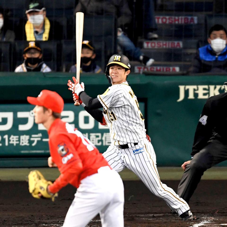 　２回、右前へ先制適時打を放つ中野（撮影・田中太一）