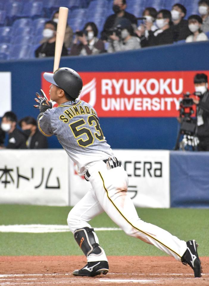 　９回、右翼へソロを放つ島田