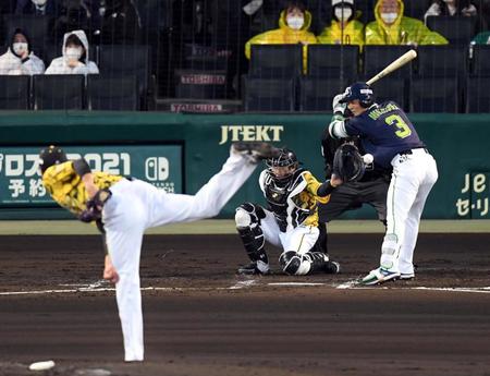 　３回、ヤクルト・西浦直亨の時に阪神・藤浪晋太郎の投球が抜ける＝甲子園（撮影・山口登）