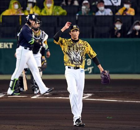 　２回、ヤクルト・村上宗隆を見逃し三振に打ち取る阪神・藤浪晋太郎＝甲子園（撮影・山口登）