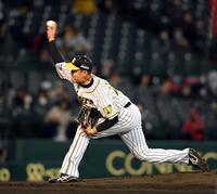 　先発し力投する秋山