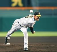 　先発し力投する秋山