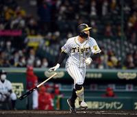 　４回、佐藤輝は右越えに２ランを放つ