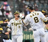　１回、大山は、今季１号先制２ランを放ち、笑顔で佐藤輝（右）とタッチを交わす