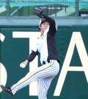 　入念にキャッチボールする阪神・青柳晃洋＝甲子園（撮影・北村雅宏）