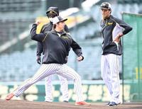 　マウンドの感触を確かめる阪神・青柳晃洋（左）と藤浪晋太郎＝甲子園（撮影・飯室逸平）