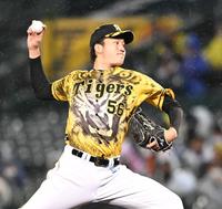 　７回、好リリーフをみせる阪神・小林慶祐＝甲子園（撮影・飯室逸平）