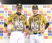 　お立ち台で並んで笑顔をみせる阪神・藤浪晋太郎（左）と小林慶祐＝甲子園球場（代表撮影）