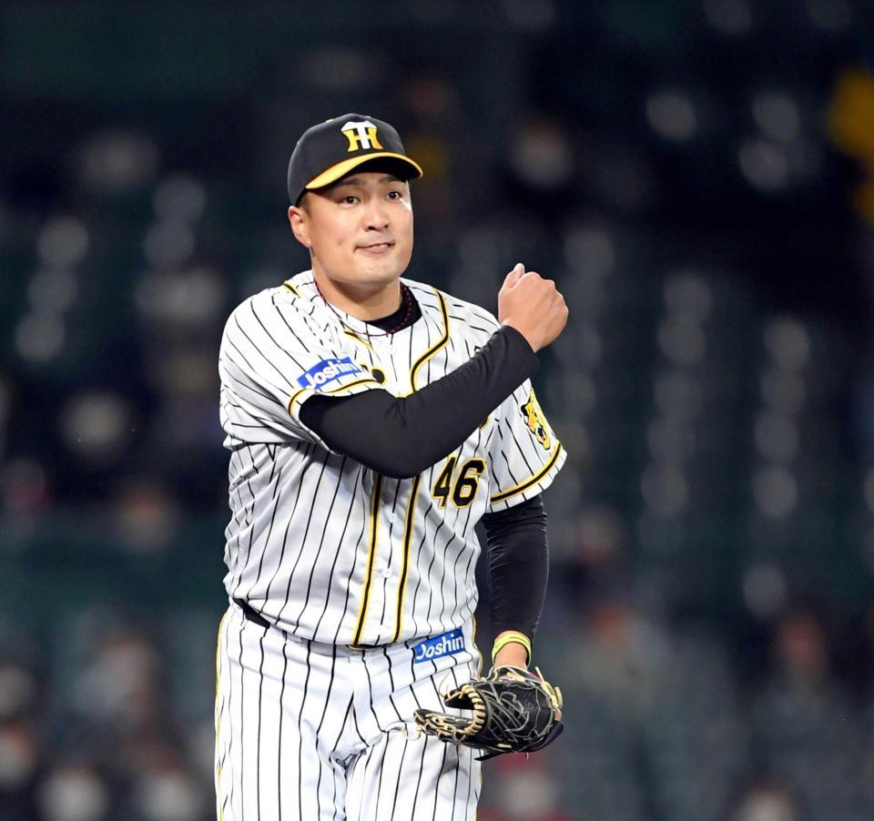 　７回、羽月を見逃し三振に打ち取りガッツポーズを見せる秋山